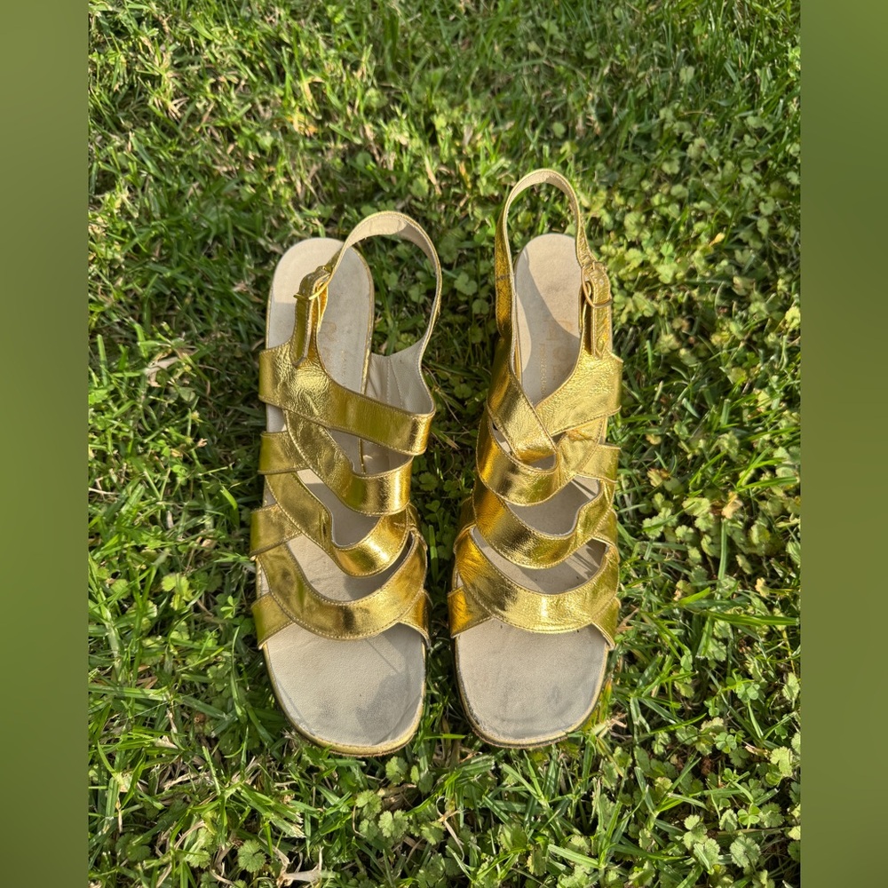 70s Vintage Gold Strappy Sandals w block Heels 8A - Picture 3 of 8